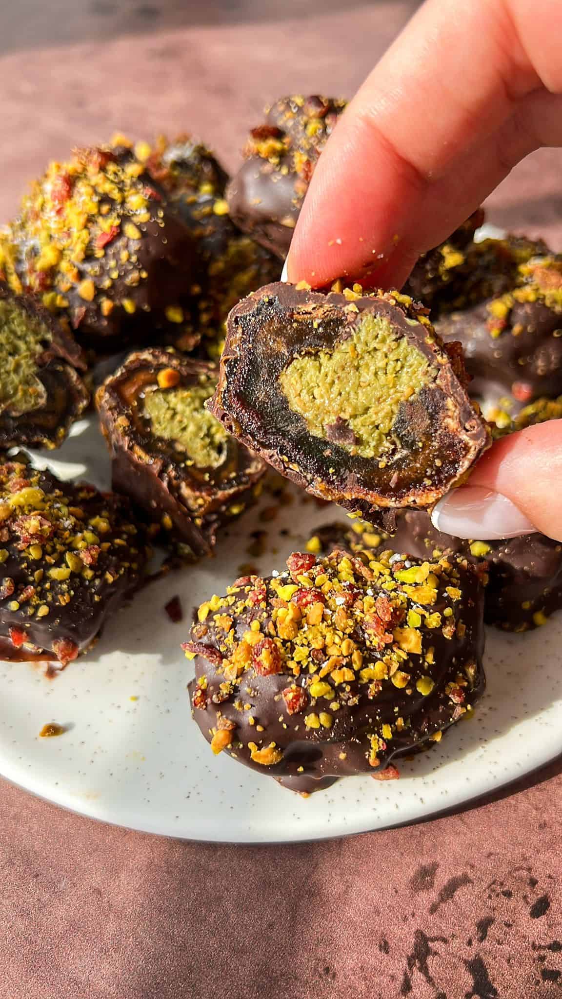 Dubai Kunafa Pistachio Chocolate Dates (21 Pieces | 16.01 oz / 1 lb / 454g)