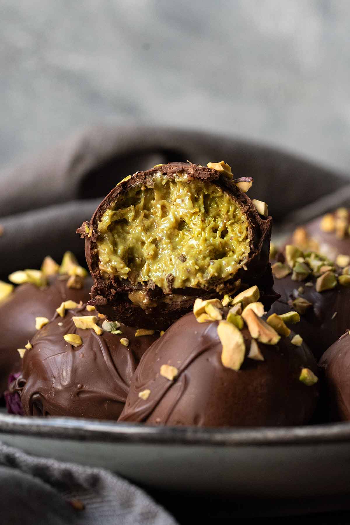 Dubai Kunafa Pistachio Chocolate Truffle (41 Pieces | 16.01 oz / 1 lb / 454g)