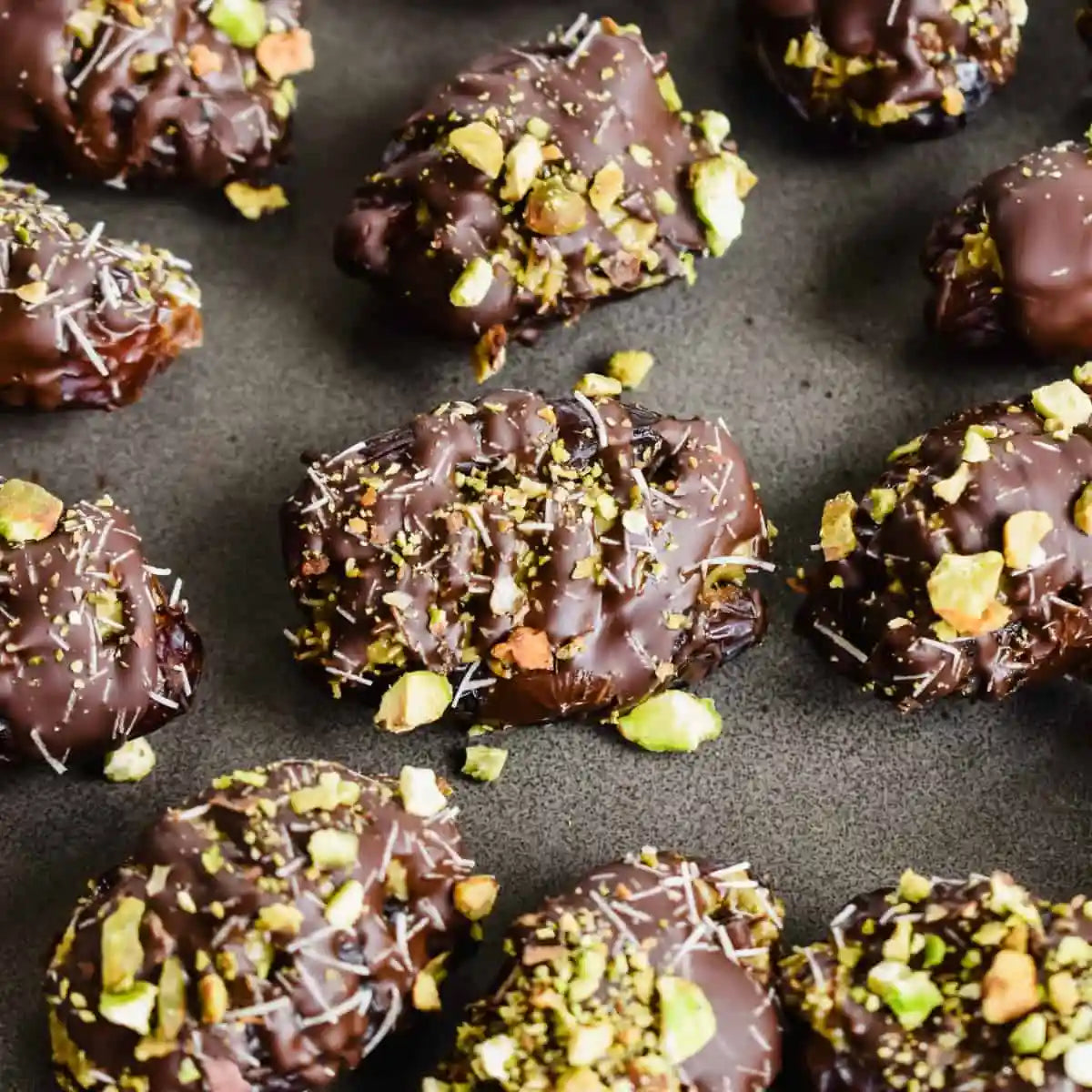 Dubai Kunafa Pistachio Chocolate Dates (21 Pieces | 16.01 oz / 1 lb / 454g)