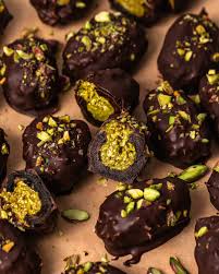 Dubai Kunafa Pistachio Chocolate Dates (21 Pieces | 16.01 oz / 1 lb / 454g)