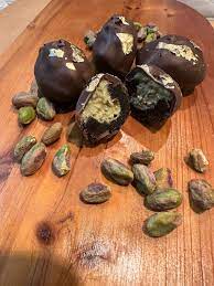 Dubai Kunafa Pistachio Chocolate Dates (21 Pieces | 16.01 oz / 1 lb / 454g)